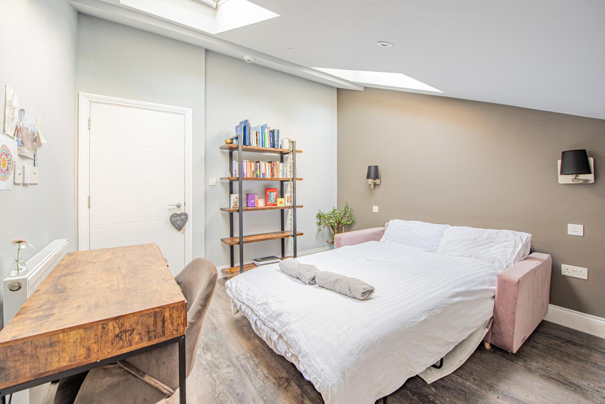 Peaceful 2-bed Flat In * Londra